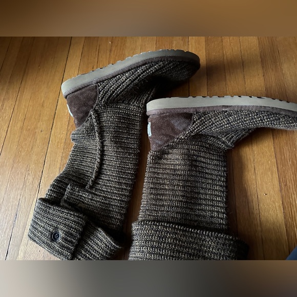 Ugg Classic Cardy Boot in Brown, Size 9 - Picture 2 of 6
